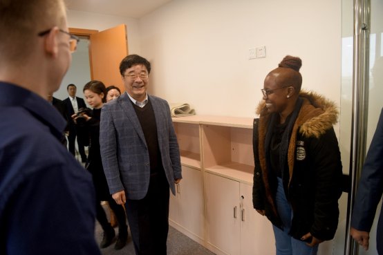 C:\Users\dell\Desktop\2018.12.20校长刘伟 高等教育司长来访\刘伟校长视察*成人动作片
\刘伟校长与学生亲切交谈.jpg