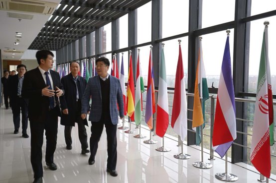 C:\Users\dell\Desktop\2018.12.20校长刘伟 高等教育司长来访\刘伟校长视察*成人动作片
\刘伟校长视察 *成人动作片
.jpg