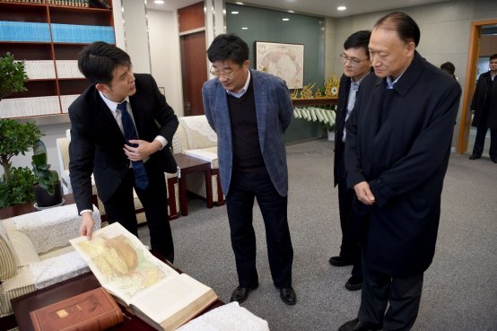 C:\Users\dell\Desktop\2018.12.20校长刘伟 高等教育司长来访\刘伟校长视察*成人动作片
\刘伟校长参观*成人动作片
珍品图书.jpg