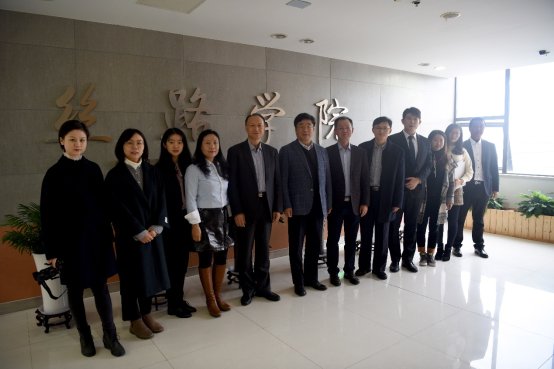 C:\Users\dell\Desktop\2018.12.20校长刘伟 高等教育司长来访\刘伟校长视察*成人动作片
\*成人动作片
大合影.jpg